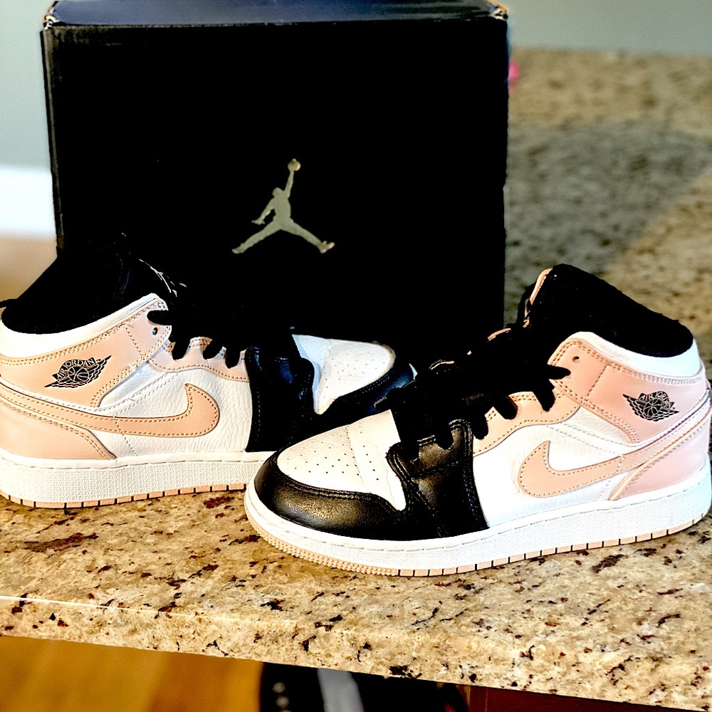 Jordan 1 Mid GS Arctic Orange Size 5Y
